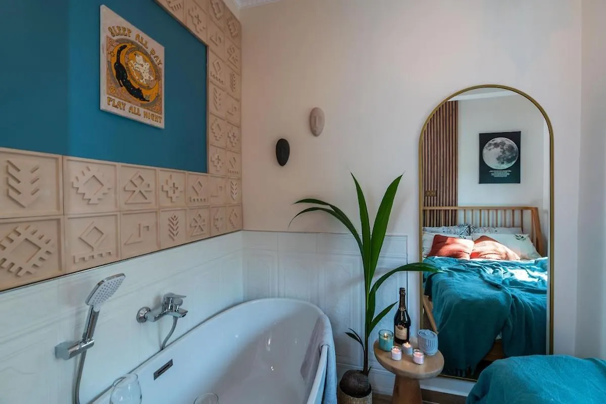 Rum Otto Enjoy Relax 30 Sec To Taksim Bathtub Istanbul Apartment